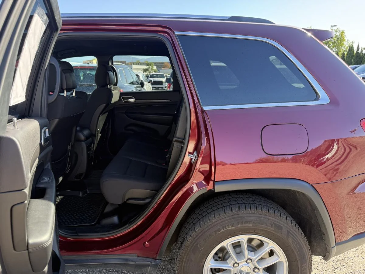 Used 2018 Red Jeep Laredo 4wd image 13