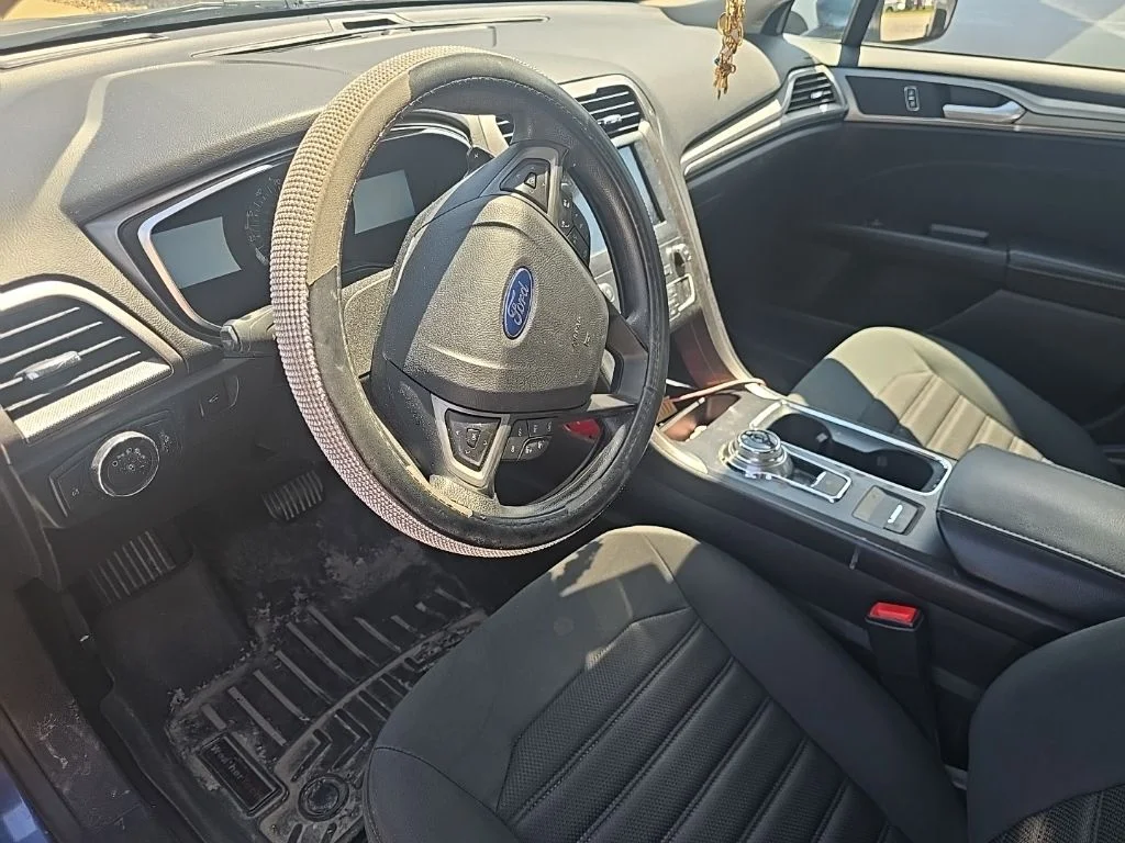 Used 2019 Blue Ford SE image 6