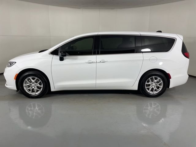 New 2026 Bright White Clear-Coat Exterior Paint Chrysler Select image 5