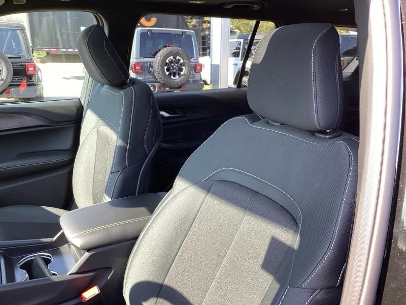 New 2025 Diamond Black Crystal Pearl-Coat Exterior Paint Jeep Laredo image 25