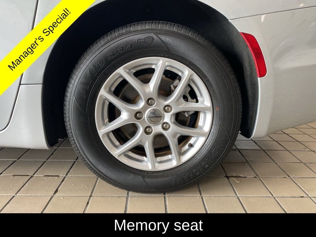 Used 2023 Silver Chrysler Touring L image 19