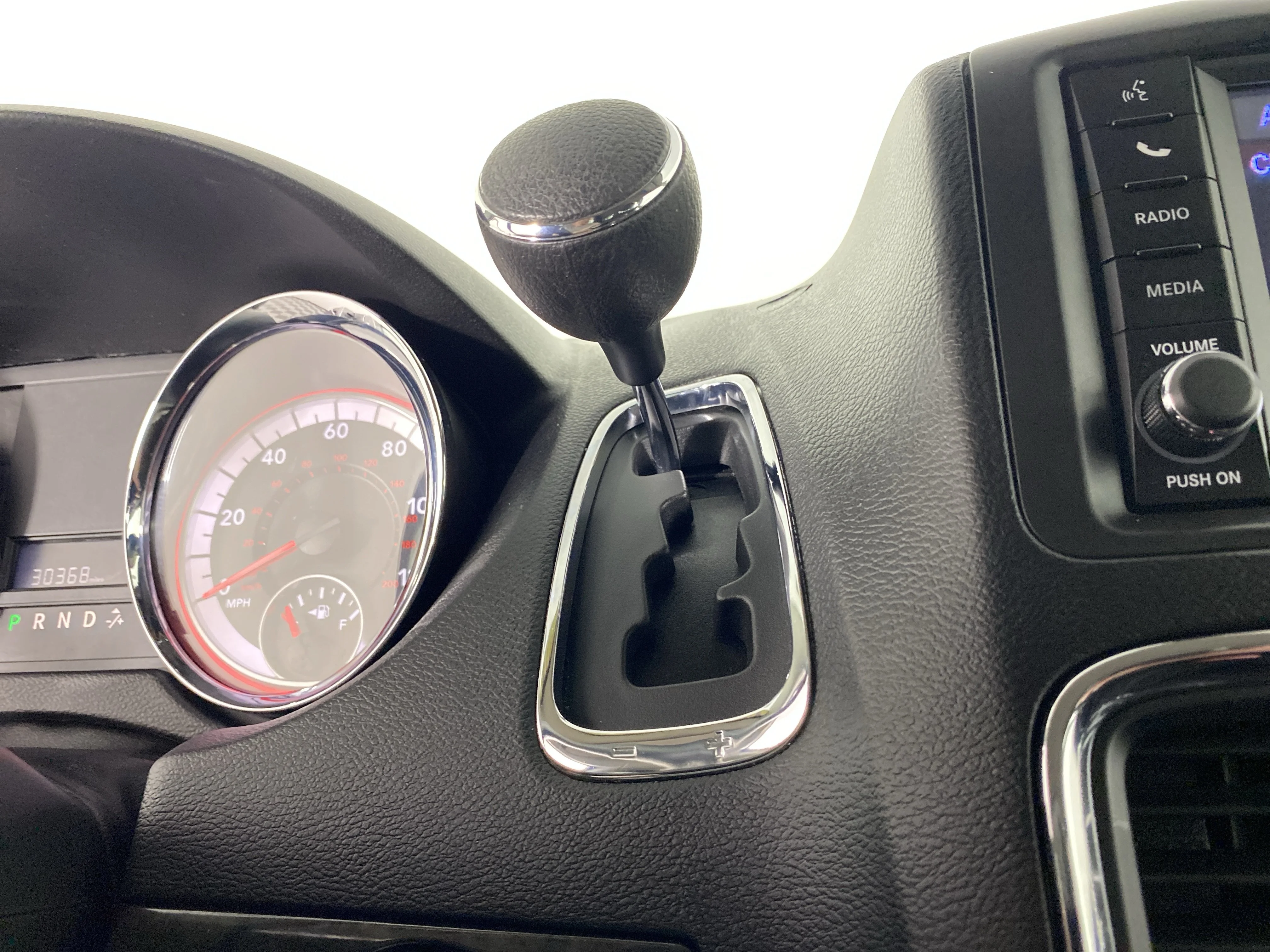 Used 2019 Black Onyx Crystal Pearlcoat Dodge SE image 24