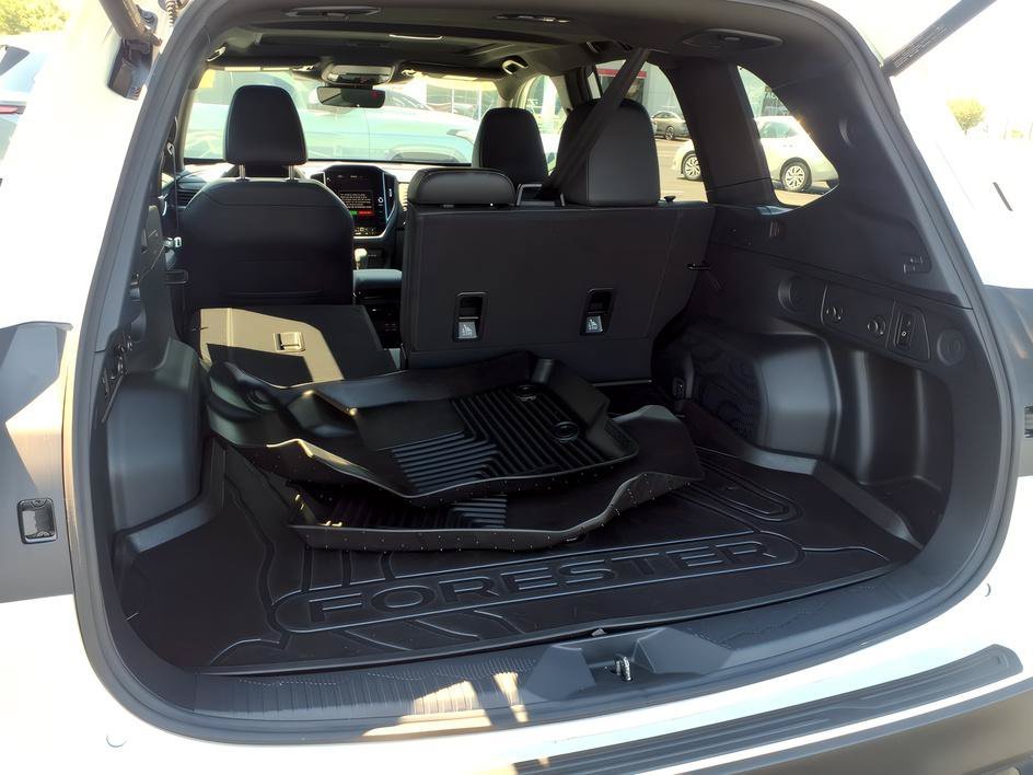 Used 2025 Crystal White Pearl Subaru Limited image 5