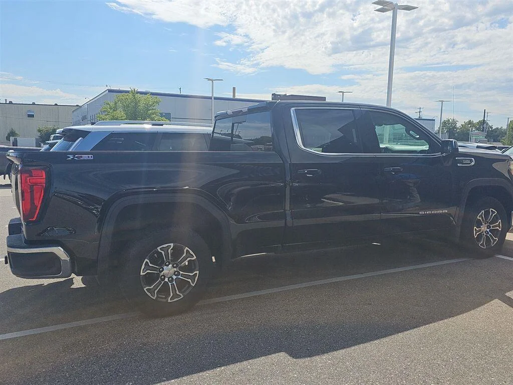 Used 2021 Onyx Black GMC SLE image 4