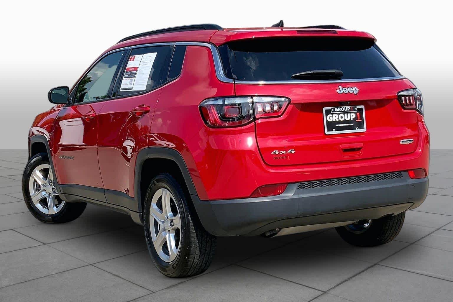 Used 2024 Red Hot Pearlcoat Jeep Latitude image 12