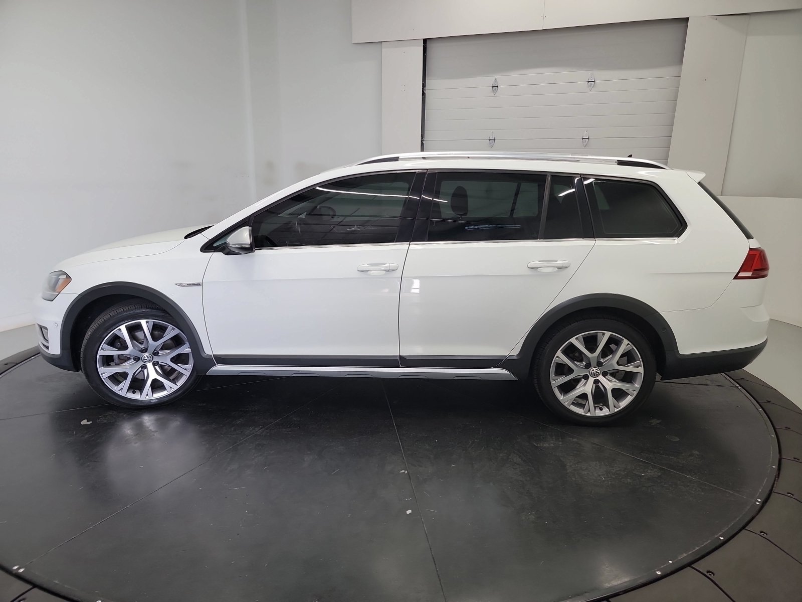 Used 2017 Pure White Volkswagen SEL image 4