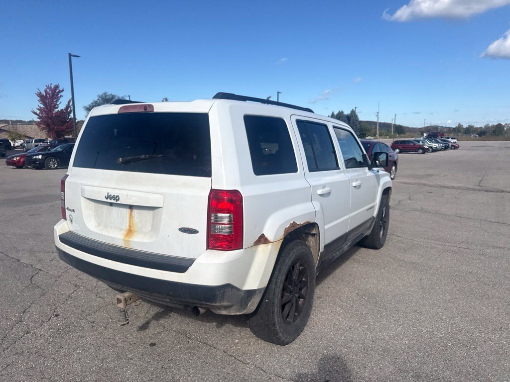 Used 2015 Bright White Clearcoat Jeep Sport image 18