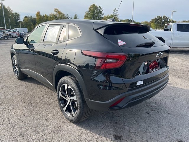 2024 Chevrolet Trax photo 2