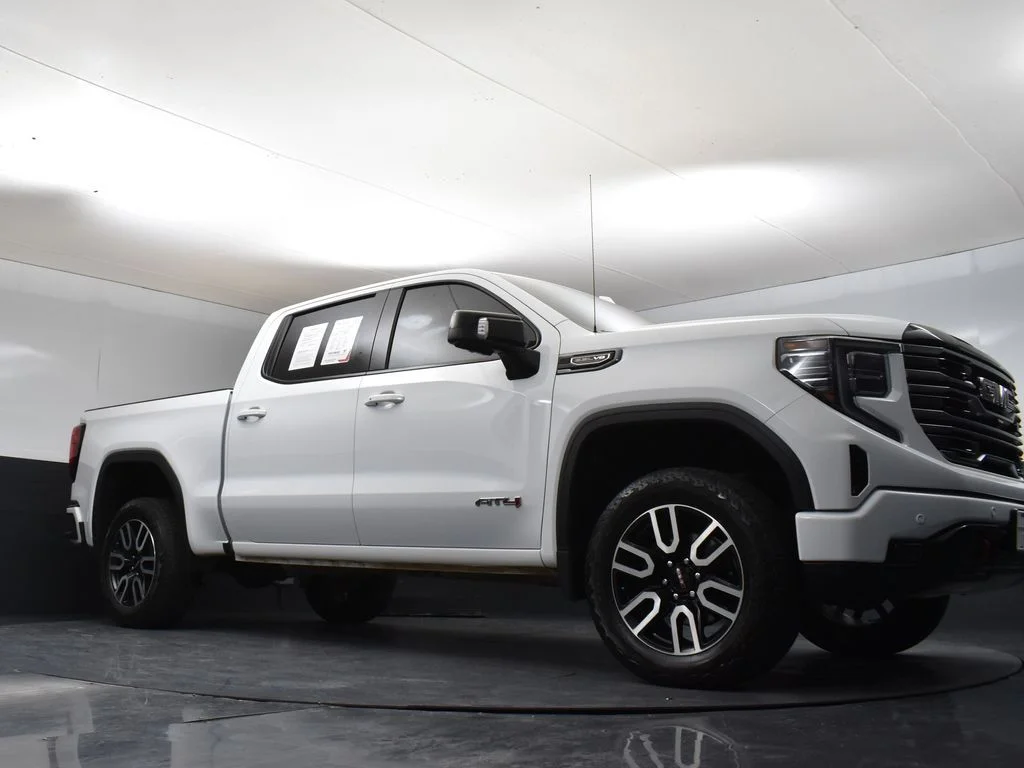 Used 2025 White GMC AT4 image 32