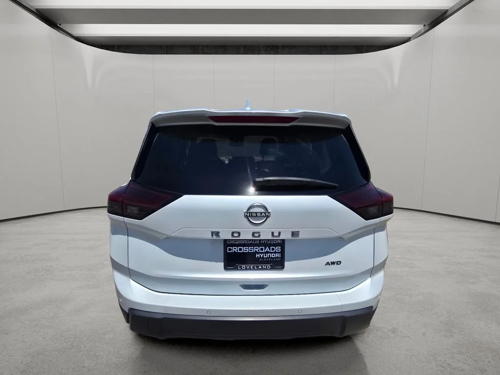 Used 2025 Everest White Pearl Nissan SV image 4