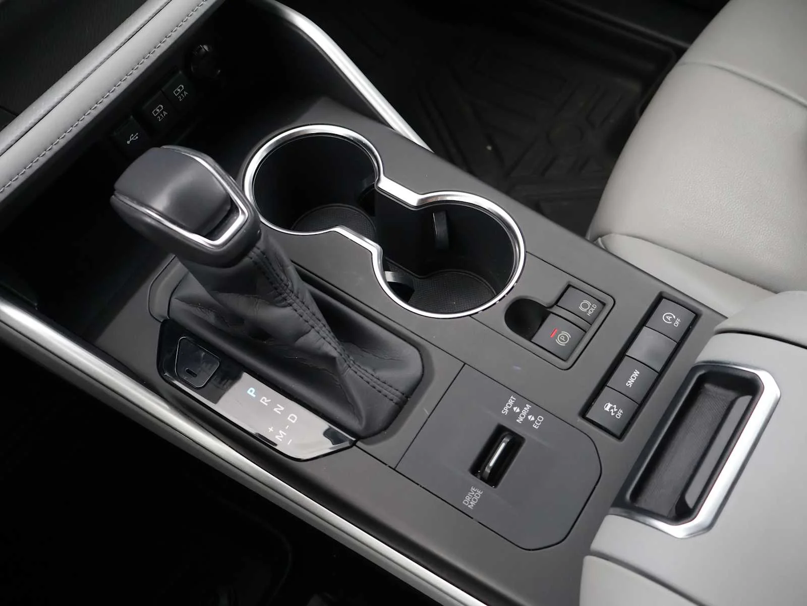 Used 2020 Magnetic Gray Metallic Toyota XLE image 18