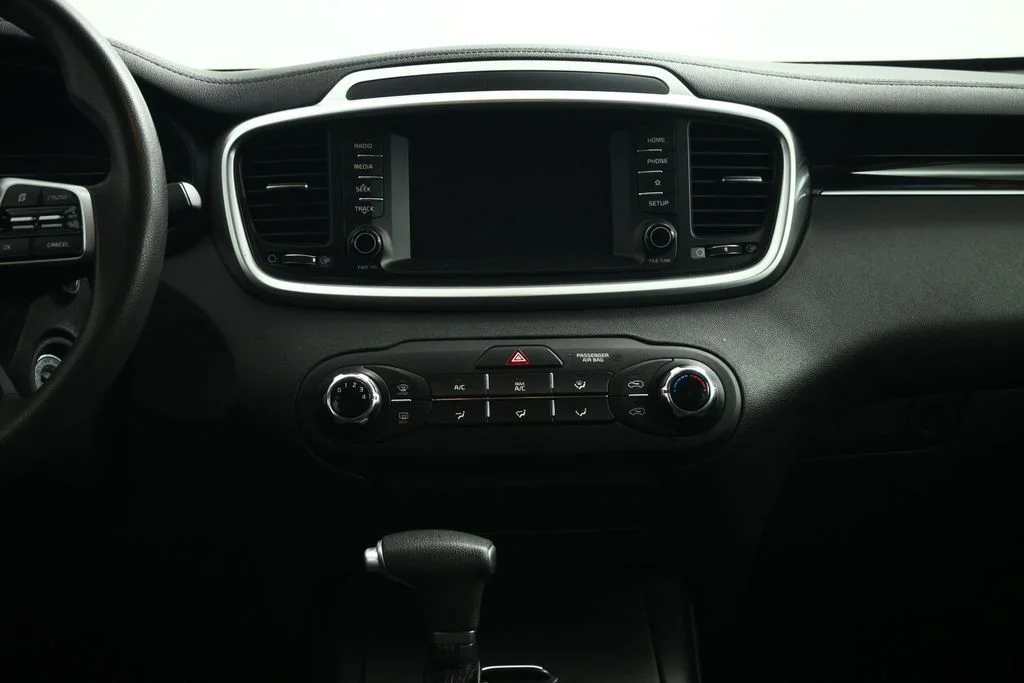 Used 2020 White Kia LX image 37