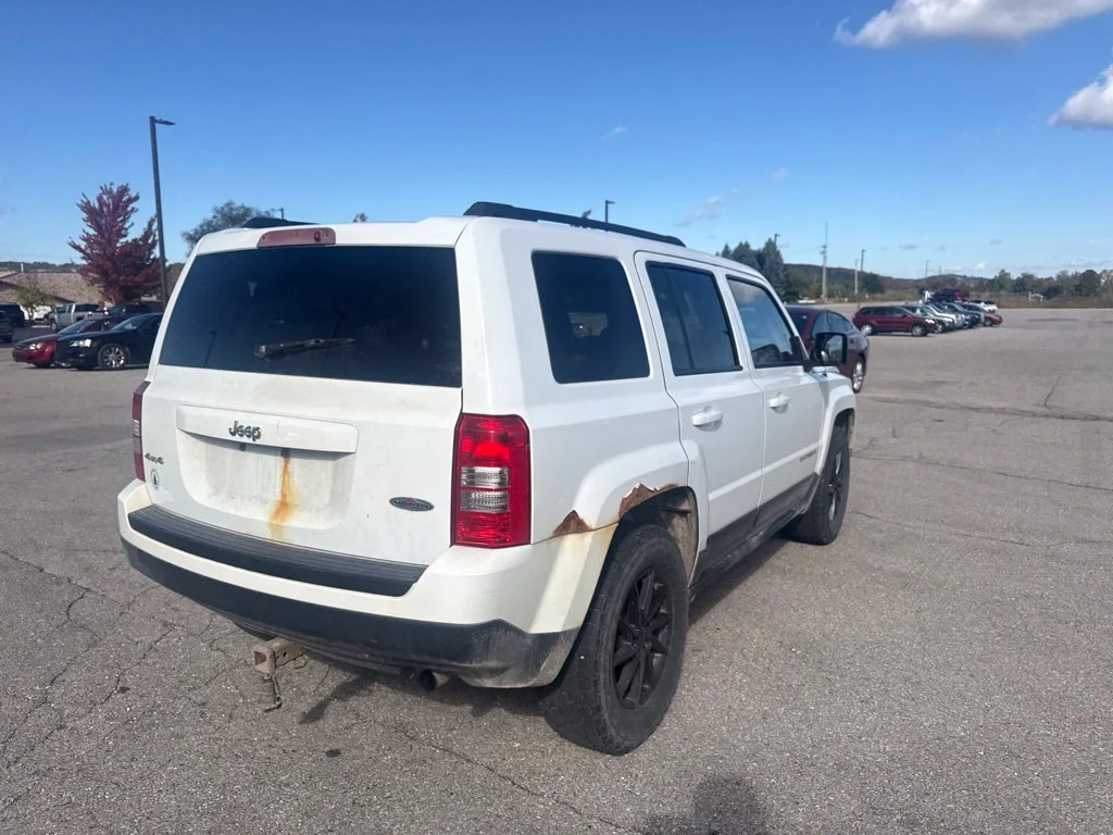 Used 2015 Bright White Clearcoat Jeep Sport image 18