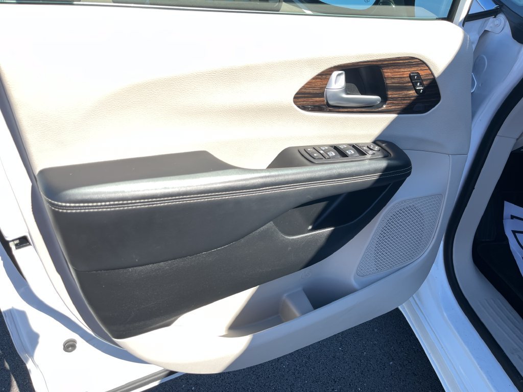Used 2024 White Chrysler Limited image 11