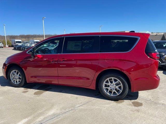 2026 Chrysler Pacifica Select's photo