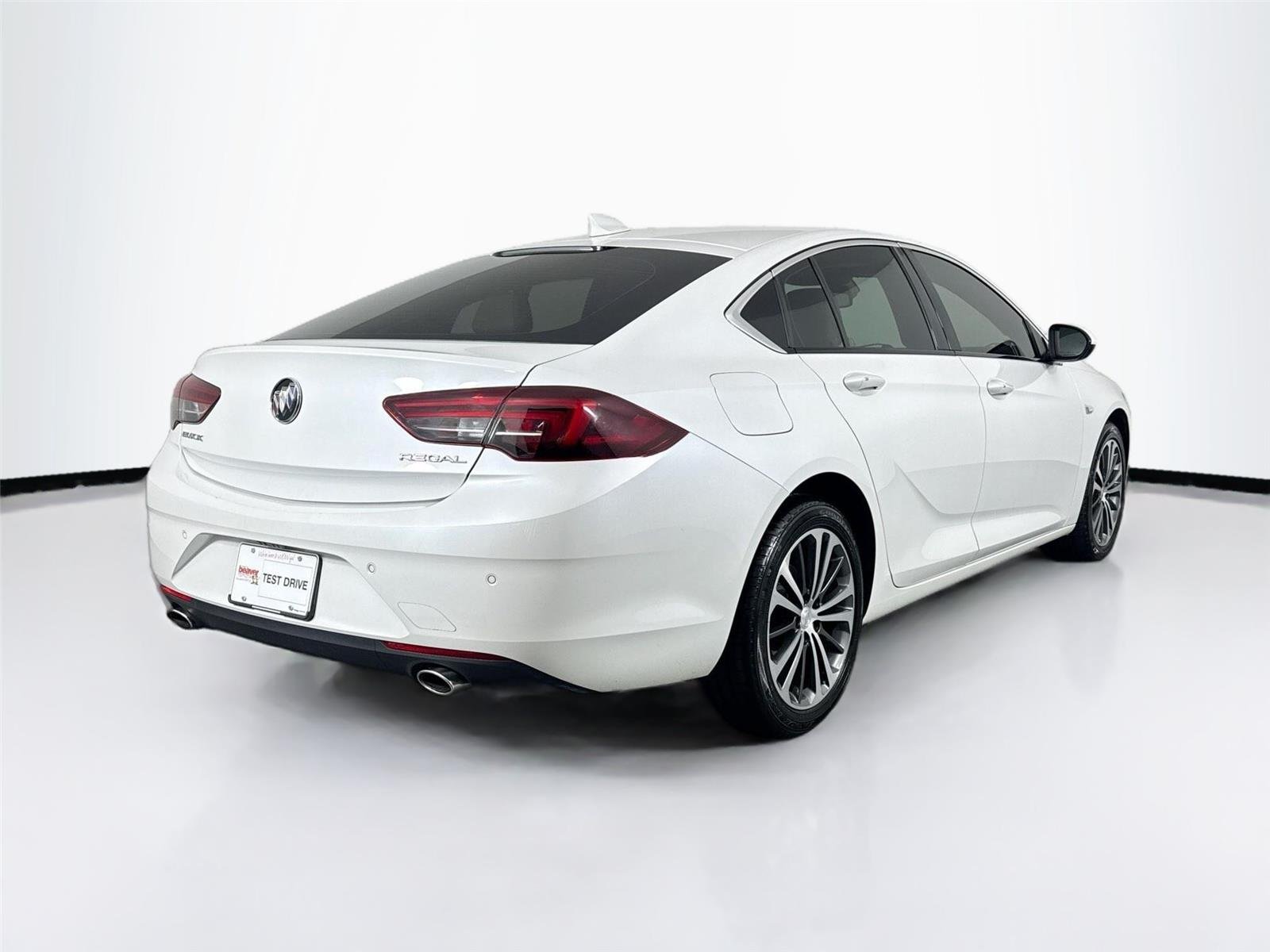 Used 2018 White Frost Tricoat Buick Essence image 2