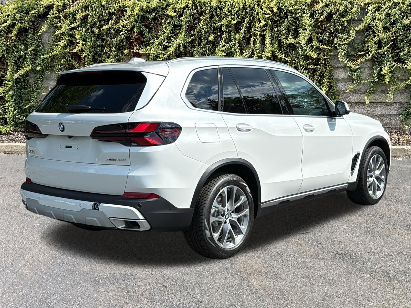 New 2026 Mineral White Metallic BMW xDrive40i image 4