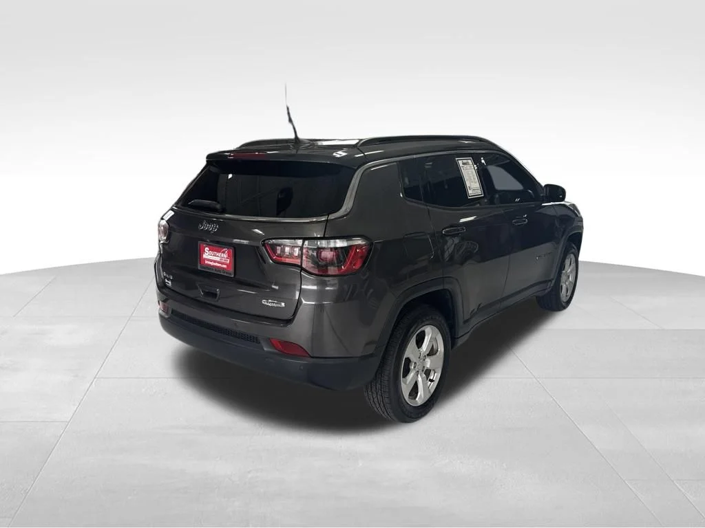 Used 2018 Gray Jeep Latitude image 5