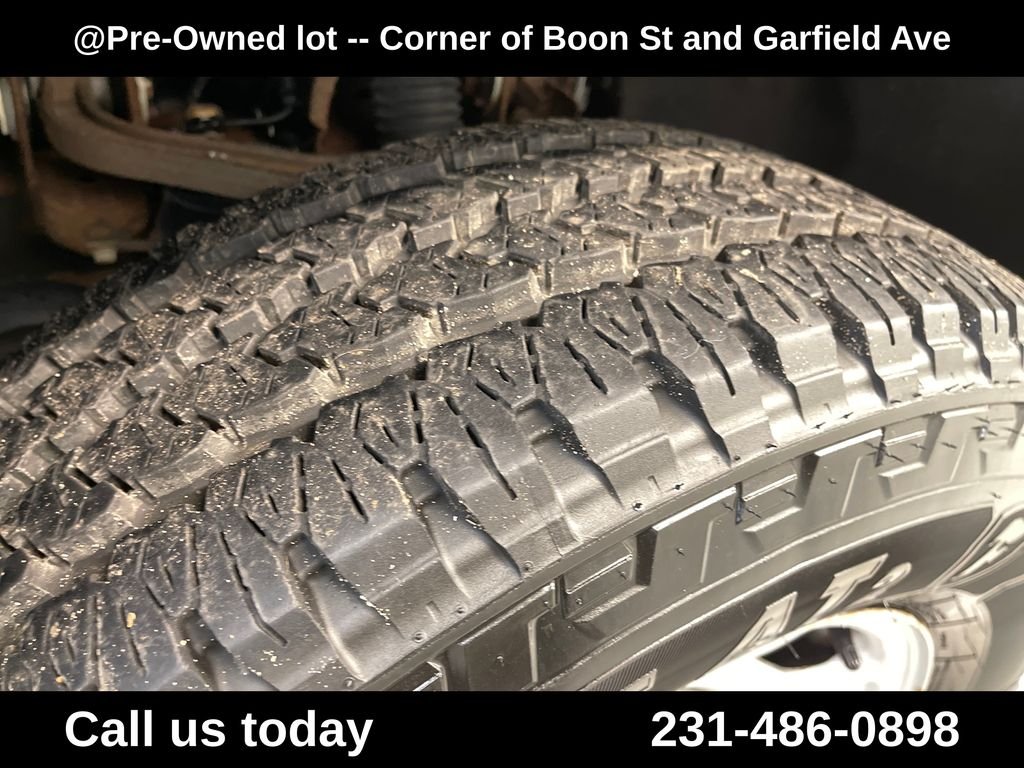 Used 2020 White GMC Base image 12