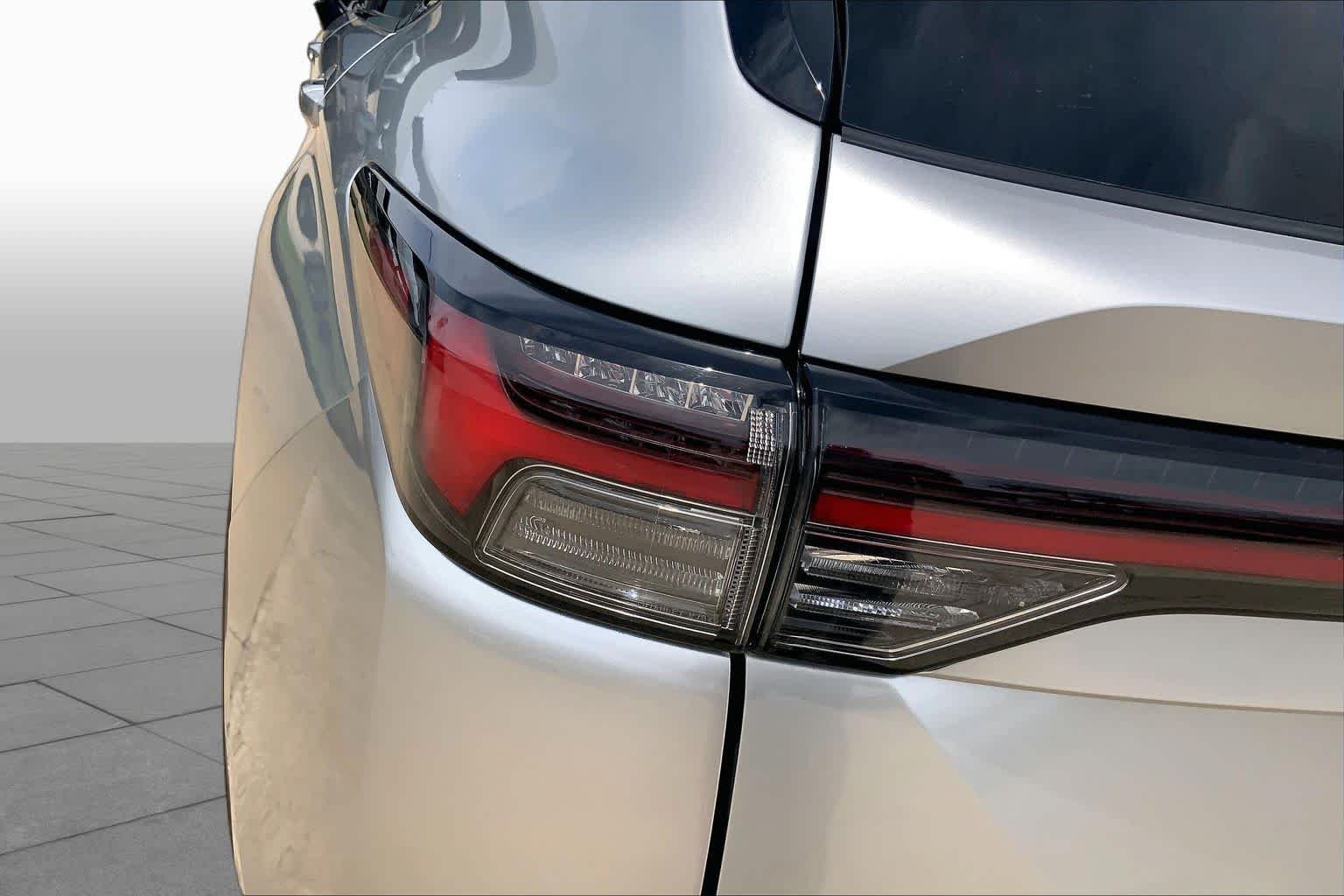 Used 2025 Alloy Silver Metallic Mitsubishi SE image 28