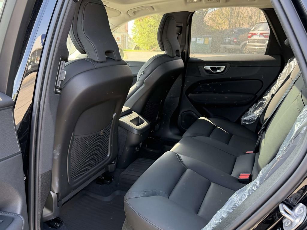 2026 Volvo XC60 Plus - Photo 14