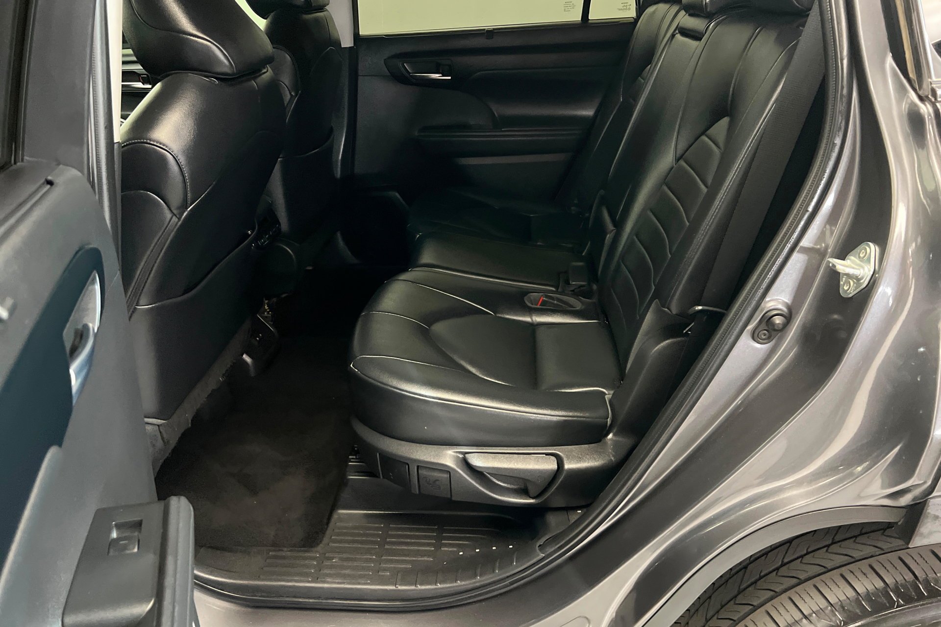 Used 2022 Gray Toyota XLE image 22