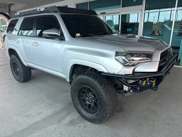 Used 2017 Classic Silver Toyota SR5 image 5