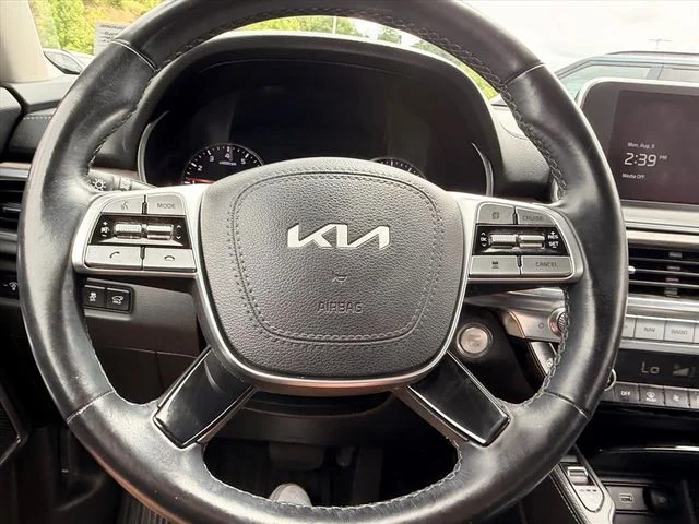 Used 2022 White Kia EX image 20