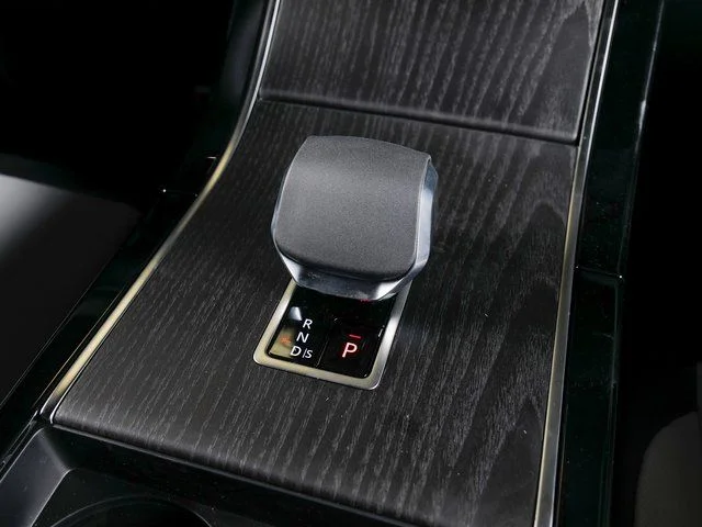 New 2026 Santorini Black Land Rover Dynamic SE image 13