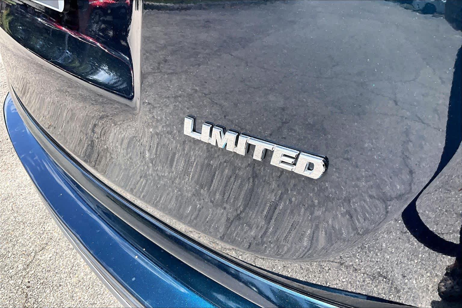 Used 2018 Galactic Aqua Mica Toyota Limited image 10
