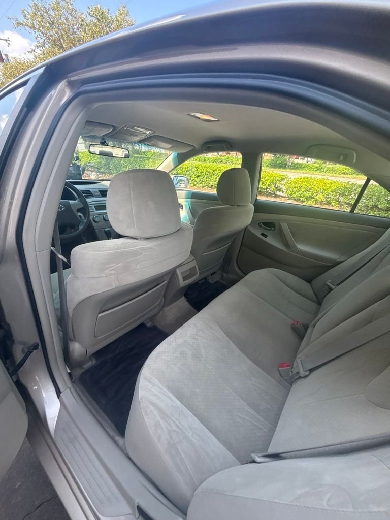 Used 2009 Gold Toyota LE image 17