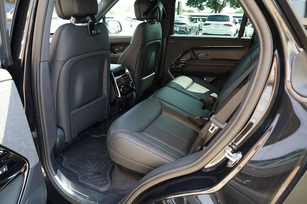 New 2026 Santorini Black Land Rover Dynamic SE image 33