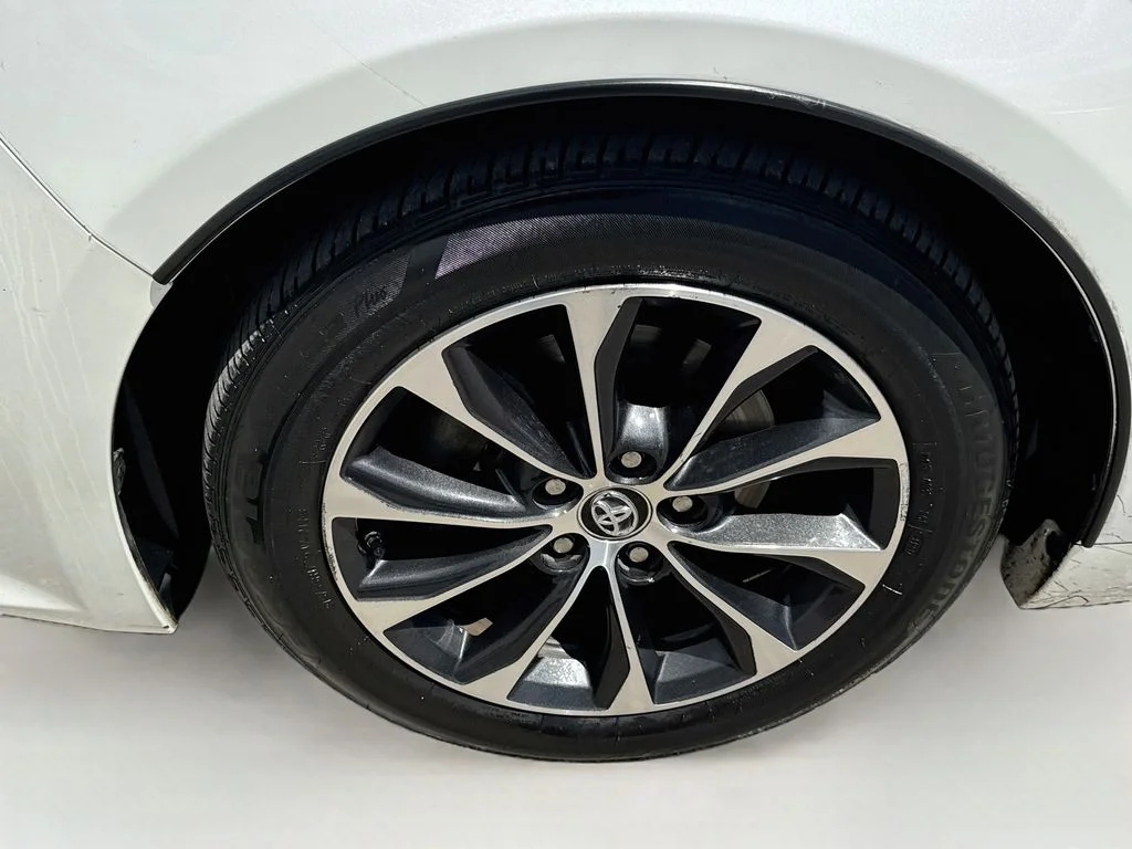 Used 2016 White Toyota XLE Premium image 39