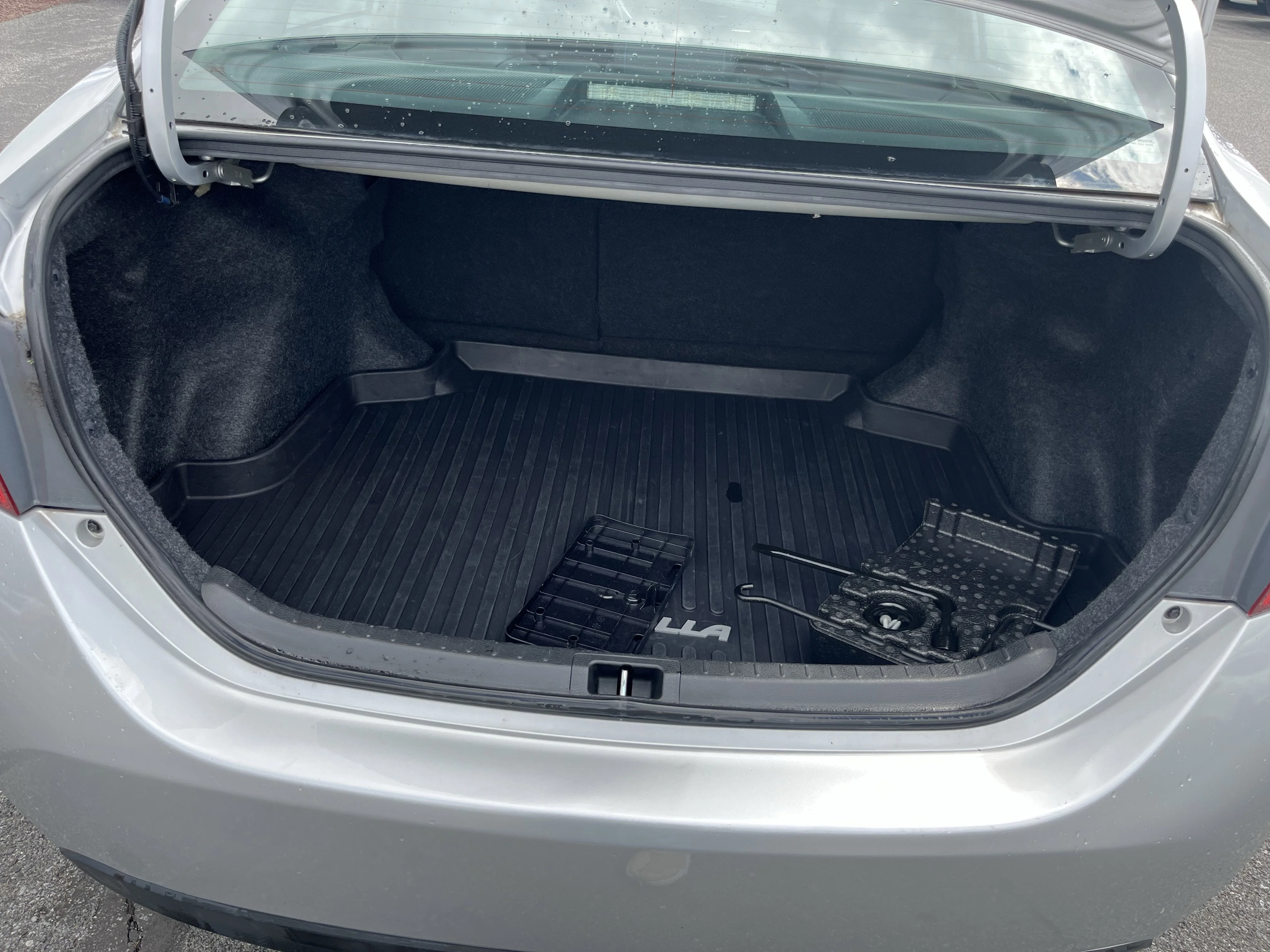 Used 2018 Classic Silver Metallic Toyota SE image 7