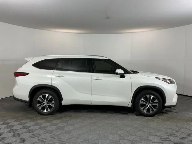 Used 2020 White Toyota XLE image 4