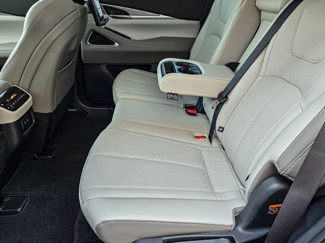 New 2027 RADIANT WHITE INFINITI Luxe AWD image 21