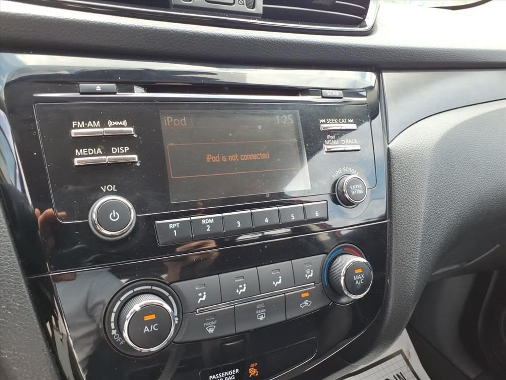 Used 2018 Ruby Nissan S image 22