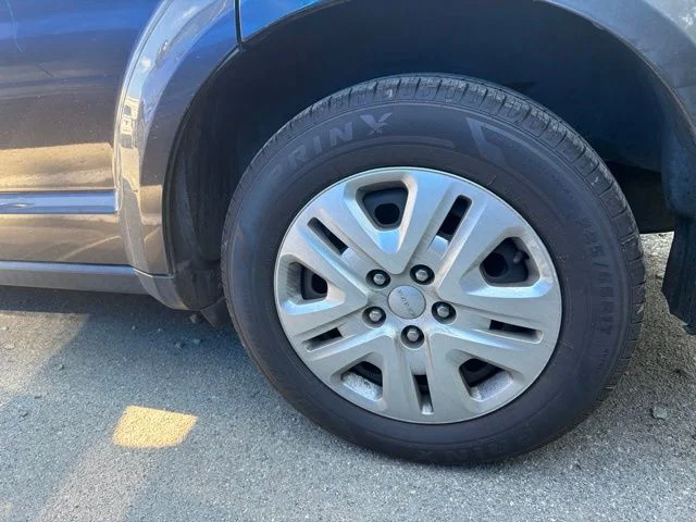 Used 2018 Gray Dodge SE image 9