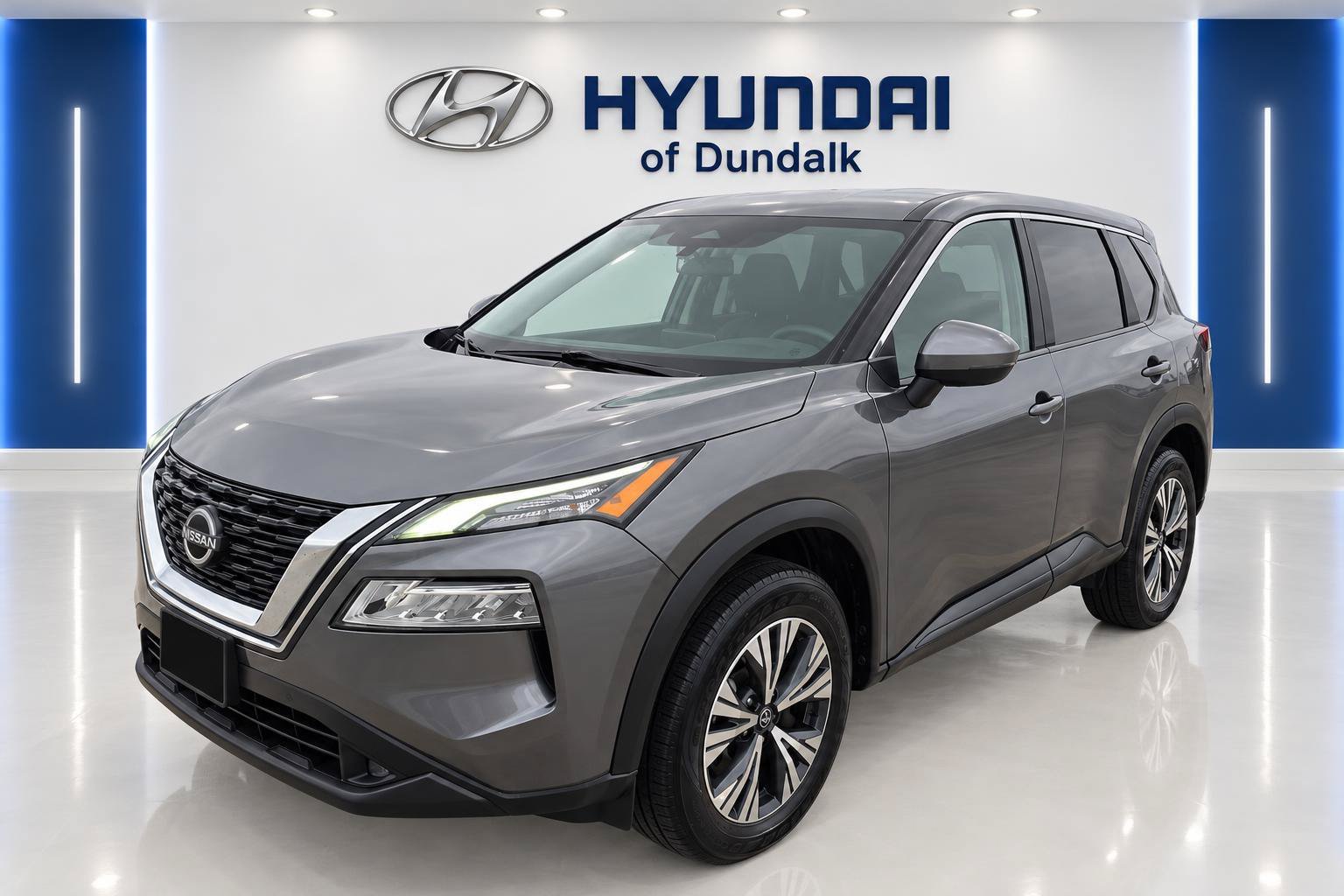 Used 2022 Gray Nissan SV image 3