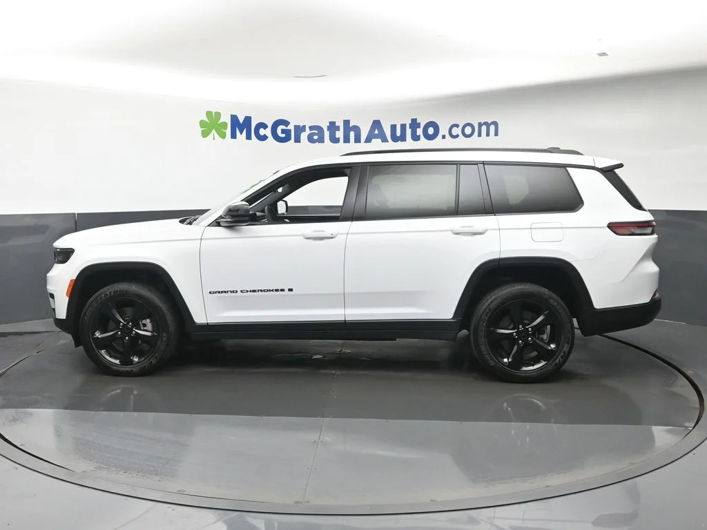 Used 2025 White Jeep Altitude X image 25