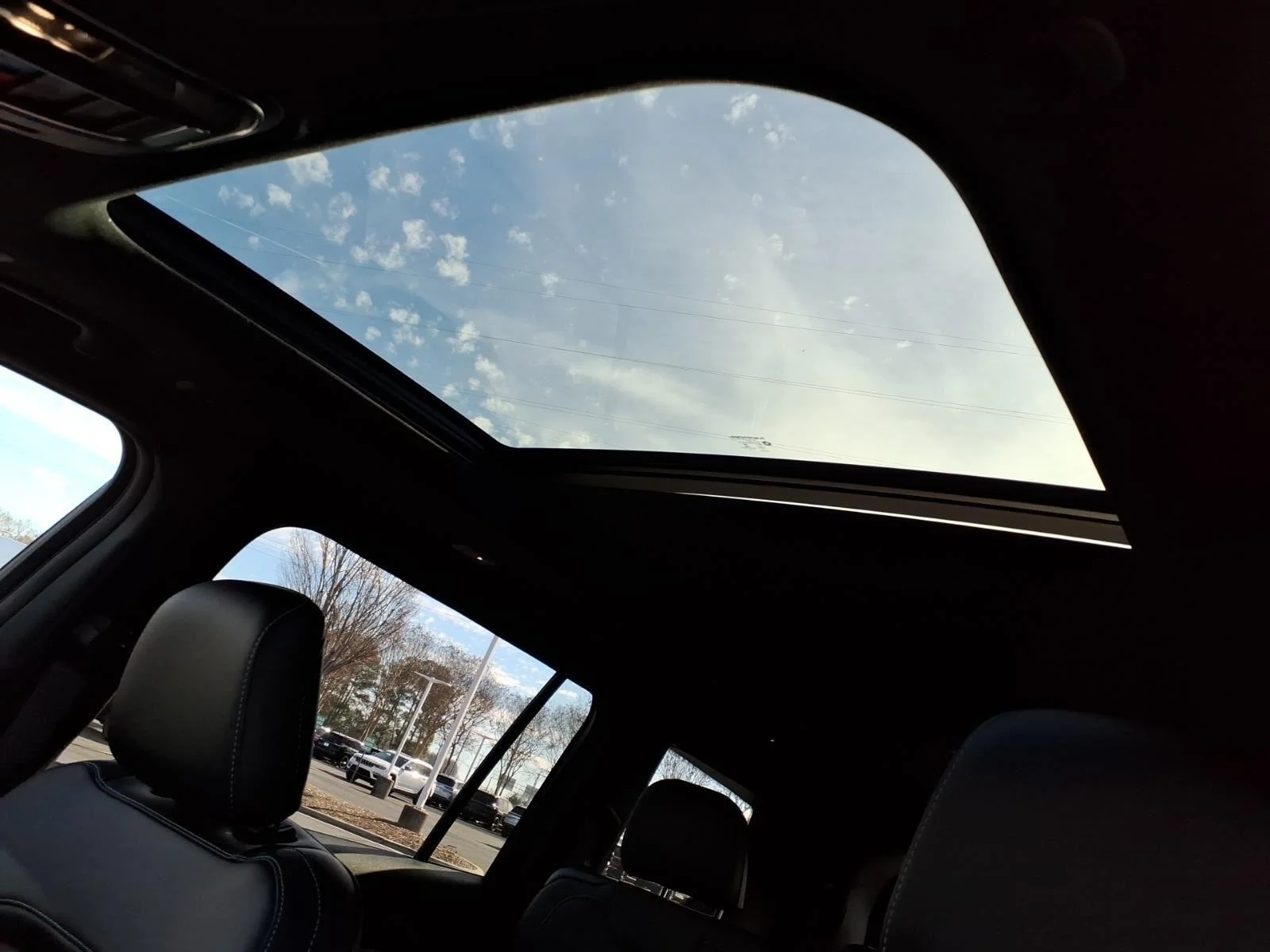 New 2026 Diamond Black Crystal Pearl-Coat Exterior Paint Jeep Limited image 8