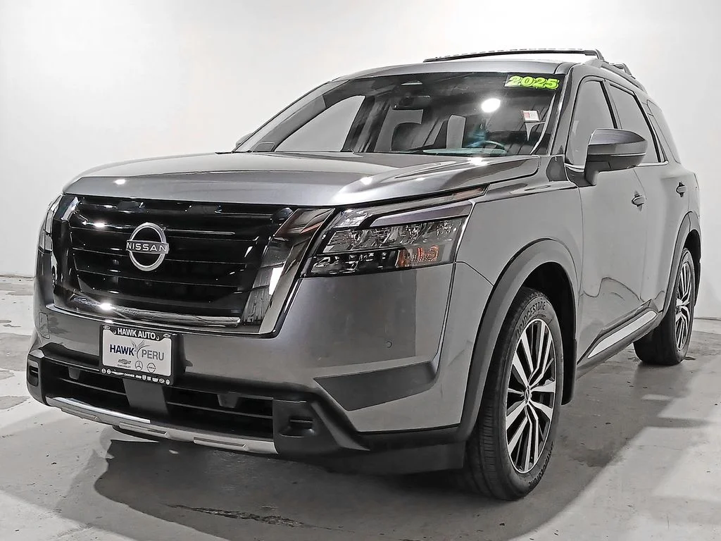 Used 2025 Gray Nissan Platinum image 3
