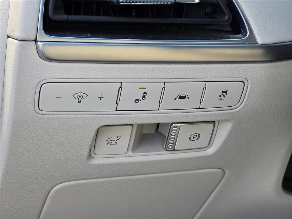 Used 2020 White Hyundai Limited image 9