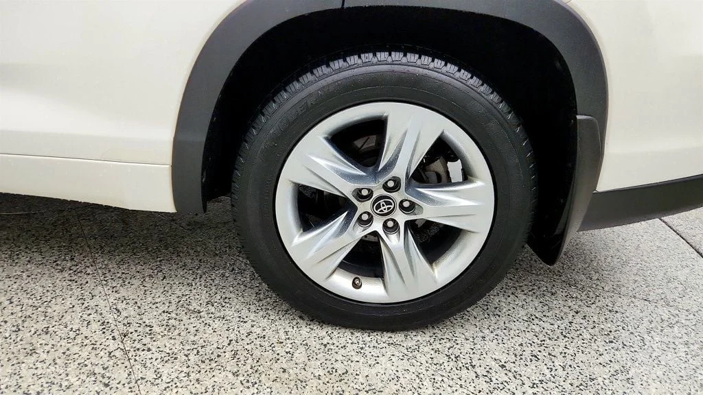 Used 2016 Blizzard Pearl Toyota AWD 4dr V6 Limited w/ Driver Tech & Rear Entertainment image 9