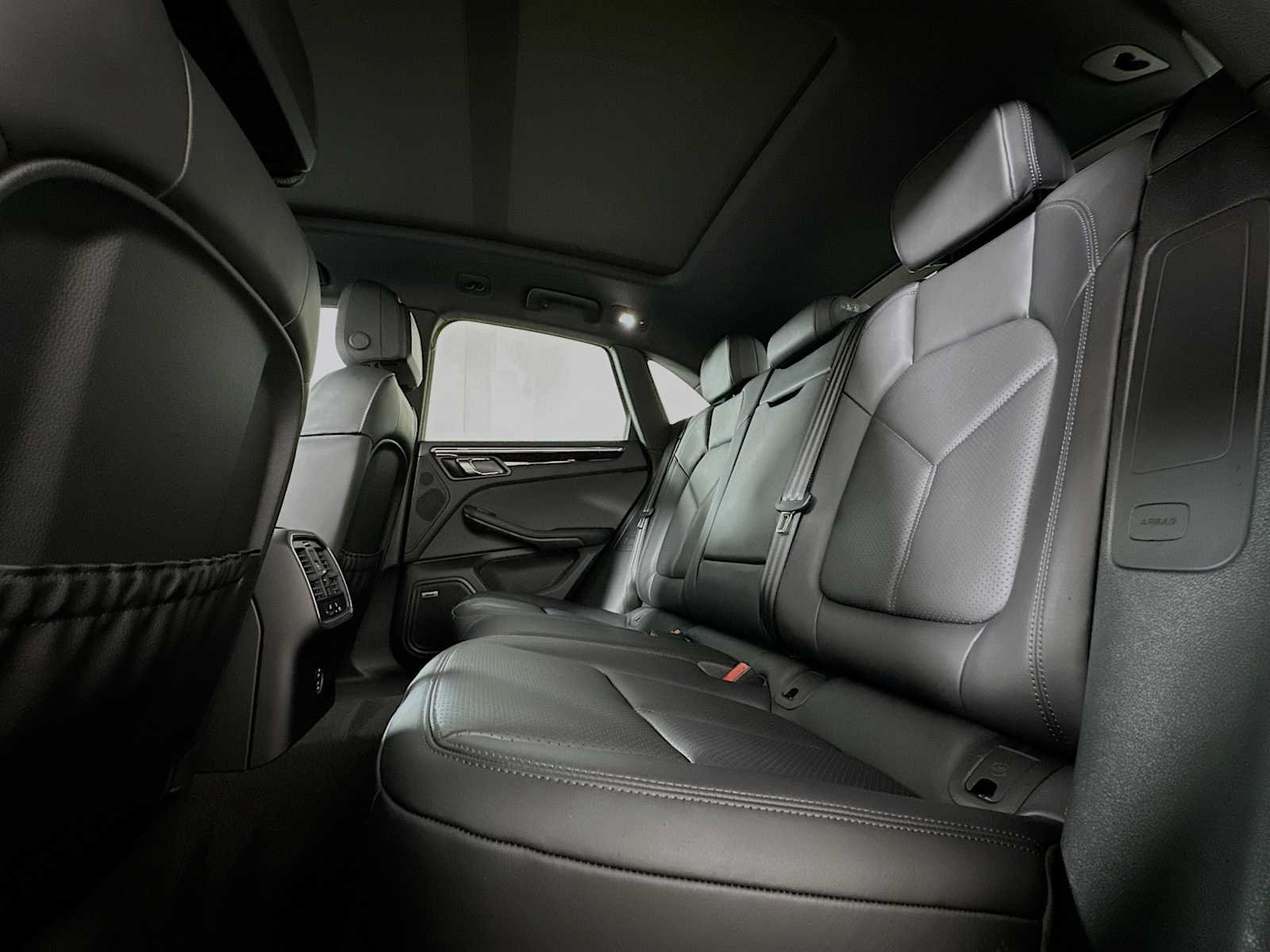 2025 Porsche Macan T - Photo 24
