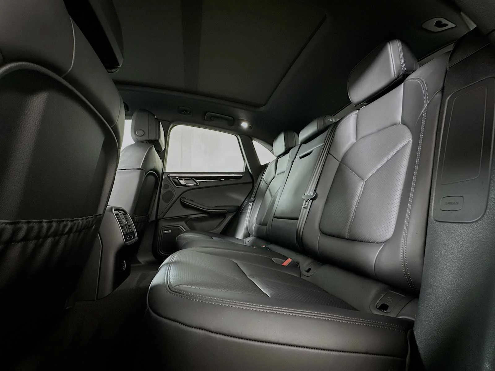 2025 Porsche Macan - Photo 24