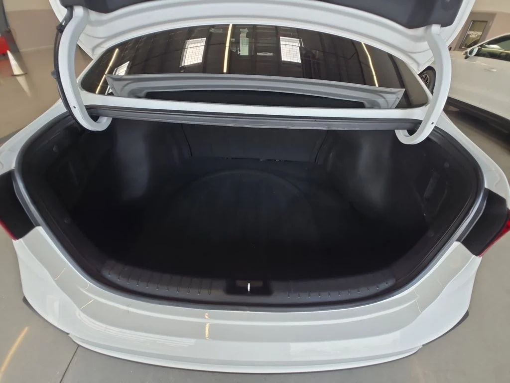 Used 2021 White Kia FE image 23