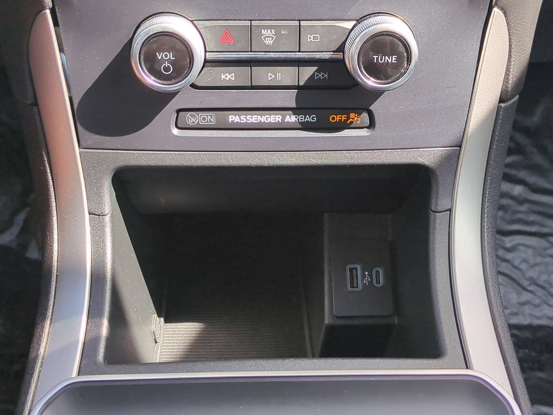 Used 2022 Oxford White Ford SE image 24