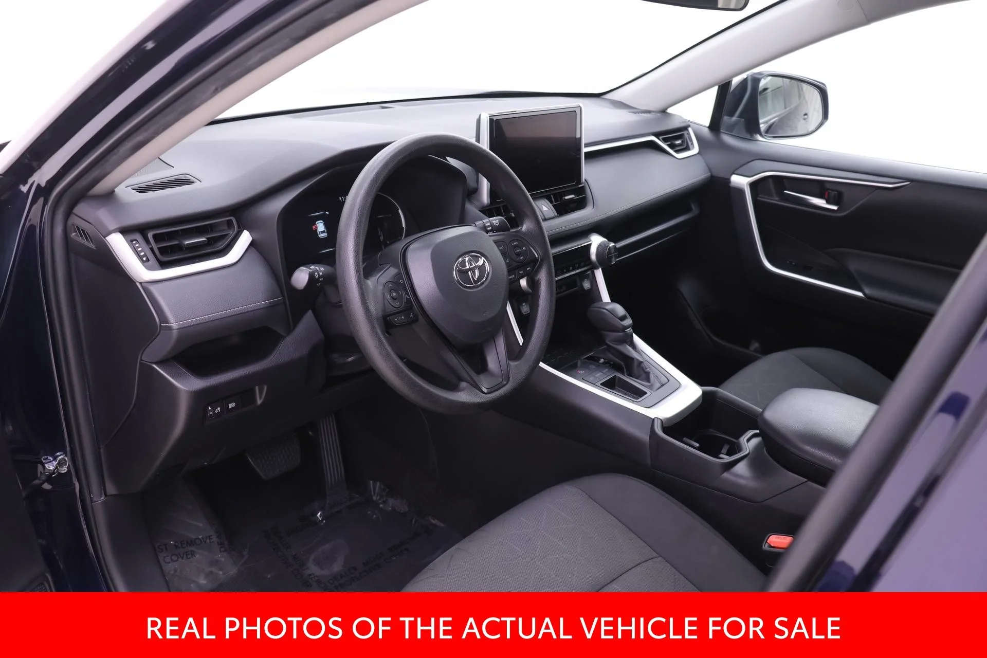 2024 Toyota RAV4 XLE - Photo 3