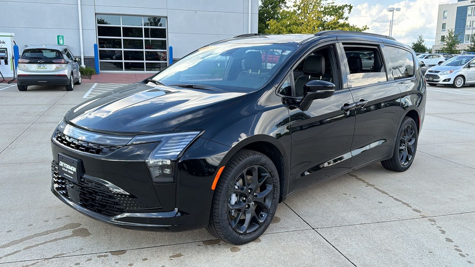 New 2027 Diamond Black Crystal Pearl-Coat Exterior Paint Chrysler Limited image 4